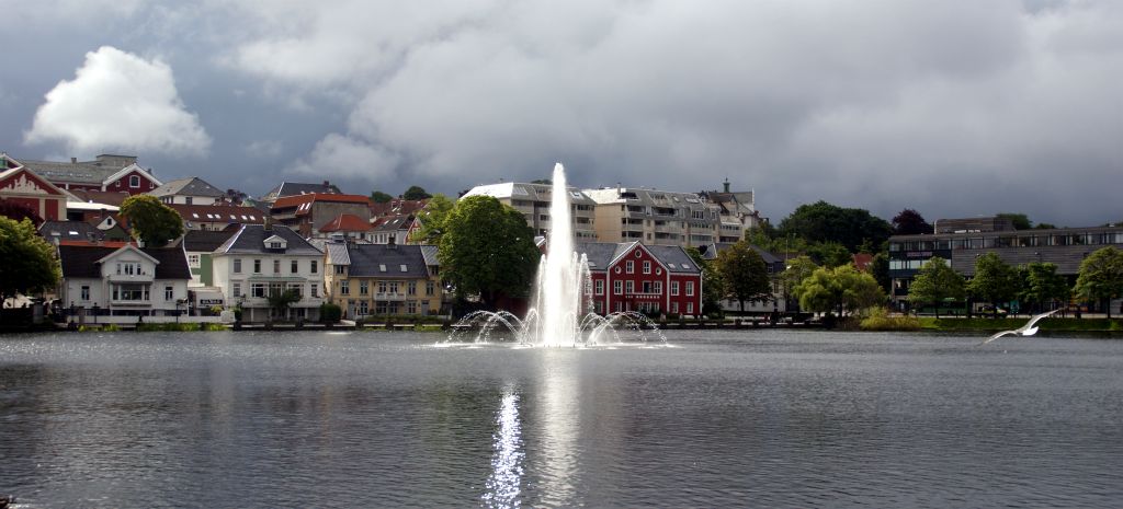 A fountain on the Breiavatnet, which is a lake in the middle of Stavanger.