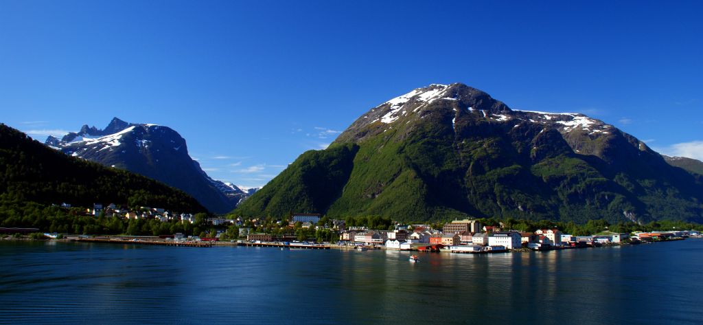 Wednesday – Arcadia is moored in the Romsdal Fjord, next to the picturesque city of Andalsnes. I'm not sure why it's classed as a city as only 3,000 people live here, but there you go. We're booked onto a rail-and-coach tour, which will take us to see the sights of the Romsdal Valley.