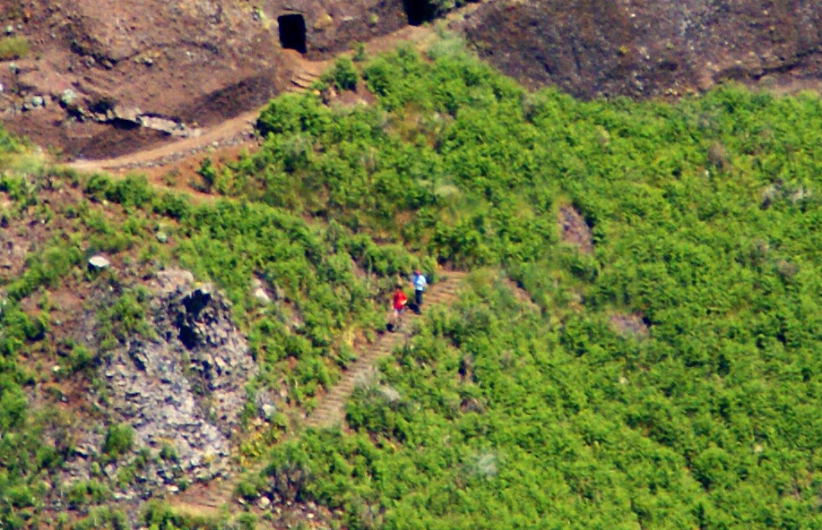 Across the valley, on maximum zoom I could just about make out these hikers, mainly due to the fact that one of them was wearing a red shirt.