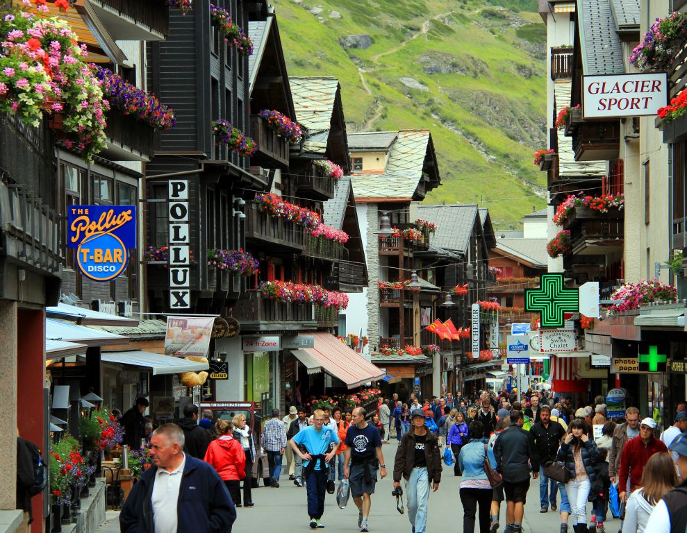 Back in Zermatt and the high street was looking pretty busy. I met up with my parents for lunch before heading off for a walk around town to see if I could find anything interesting to take photos of. So far I'd really only taken snaps of scenery and hadn't really tried to do anything interesting or creative with my new camera.