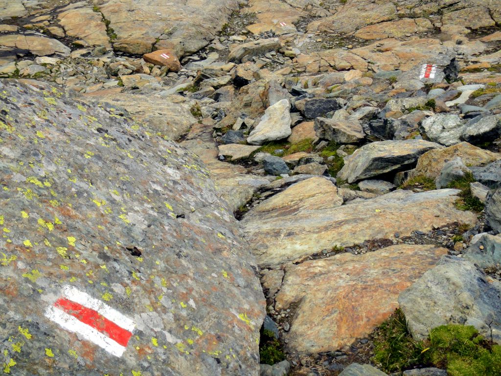 The top part of the walk was across a rocky terrain, so once again I was guided by markers painted on the rocks. For a while, these proved to be challenging to follow in the foggy/cloudy conditions.