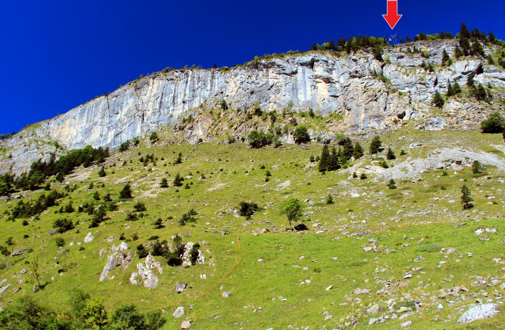 Here I've zoomed out and added the big red arrow so you can see the tiny cablecar that I was zoomed in on in the previous photo.