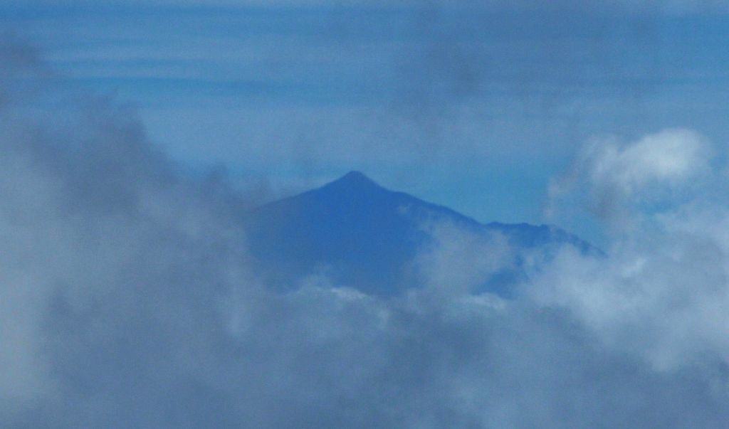 We were also getting occasional views through the clouds of Teide, the volcano on Tenerife, which was quite impressive considering that it was about 80 miles away.