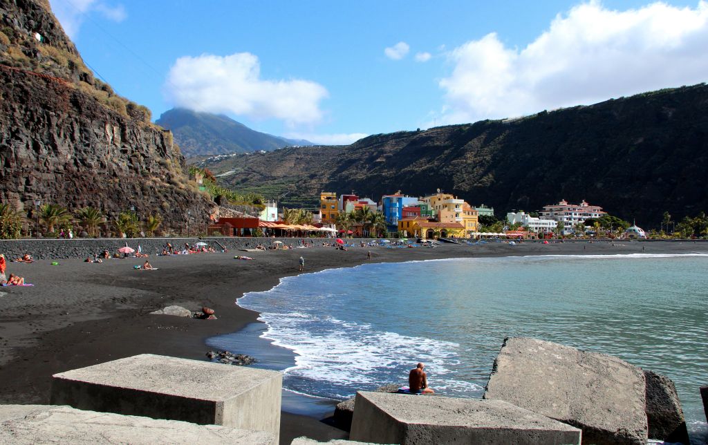 This was the view of Puerte Tazacorte from their harbour wall. They had the most beach-like beach we saw on La Palma. Despite that, it was not what you'd exactly call busy. And this was the busy end of it.