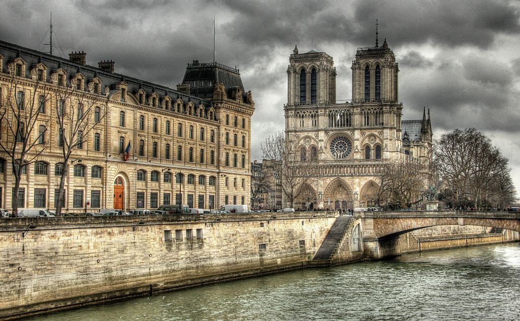 Approaching Notre Dame.
