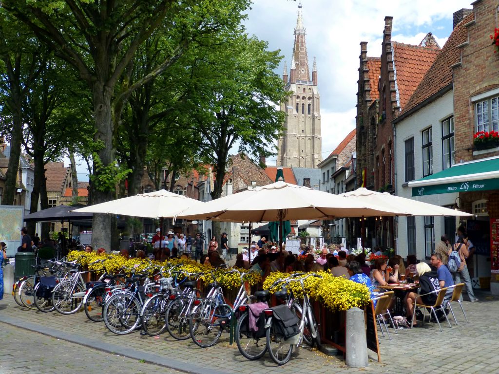 I’m not sure that we’ve ever been in Brugge in the height of summer before. We tend to visit more out of season when it’s a bit less busy (and the weather is not so nice), so we’re not used to seeing the street bars and restaurants quite so busy.