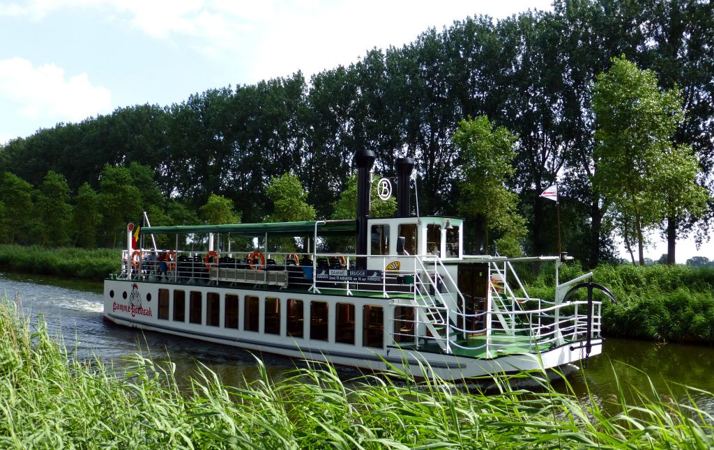 For those too lazy to walk, this boat travels from Brugge to Damme every couple of hours. It looks nice enough, but it would be a shame to miss out on the lovely walk.