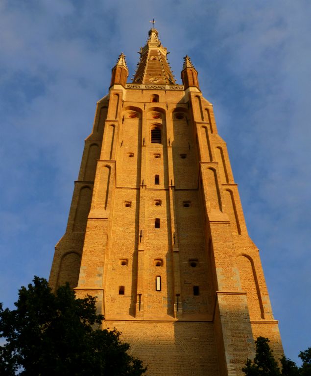 The evening sun is casting a lovely orange glow on the tower of the Church of Our Lady. This is the one in Brugge, as opposed to the one that I walked up earlier in Damme.