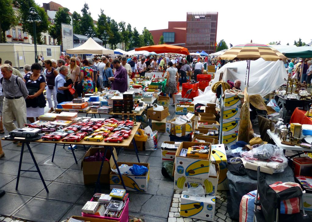 Sunday - There’s a large market on in the square t’ Zand. However, it’s full of the sort of stuff that would just clutter up my house, so there’s no need to buy anything.