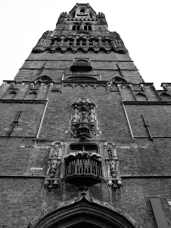 Back in the main square, there’s a nice view of the most imposing building in Brugge - the Belfry.