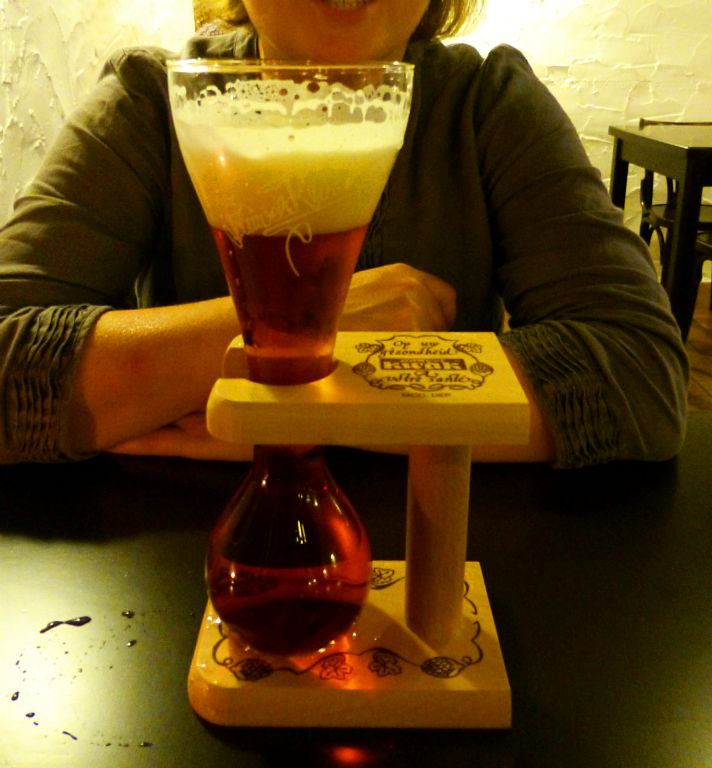 As we had such a nice time in the Bier Bistro yesterday, we thought we’d pop in again on our way back to the hotel. It’s always interesting having a Kwak, if only for the reaction it gets from the other tourists in the bar, who almost inevitably also order one in their next round.