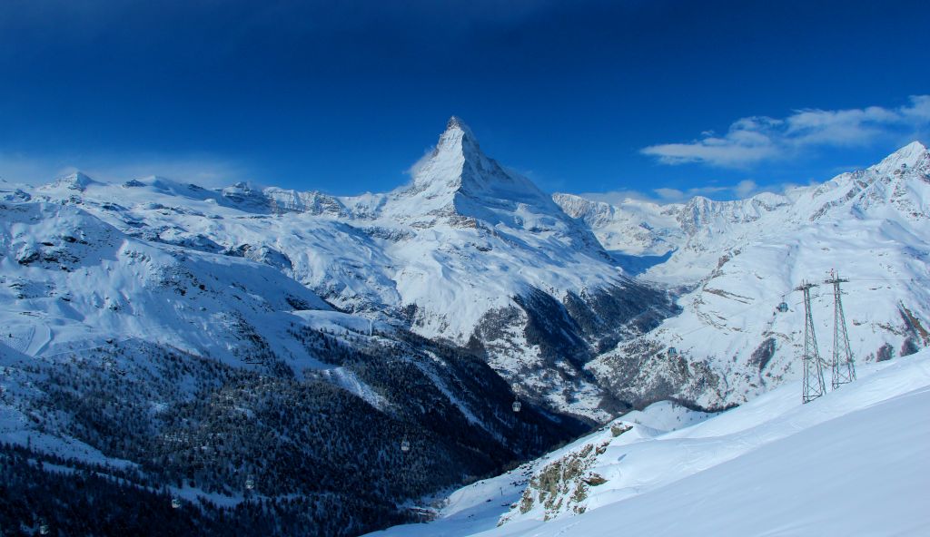 Looking behind me, I'm treated to a magnificent view of the snow-covered valley and the Matterhorn.