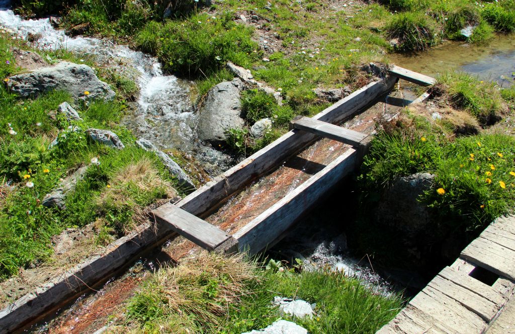 To stop the bisse from getting mixed up with the various streams running down the mountain side, these little bridges are used to keep things flowing properly.
