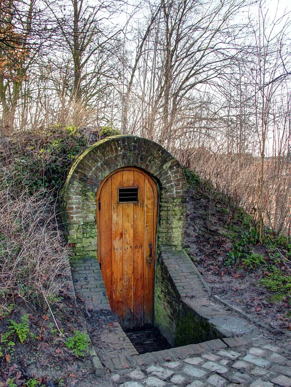 This is the entrance to the Ice House, which is built into The Ramparts. Before the discovery of refrigeration, ice was collected from the Kasteelgracht in the winter and stored in the Ice House, where it apparently lasted well into the summer.