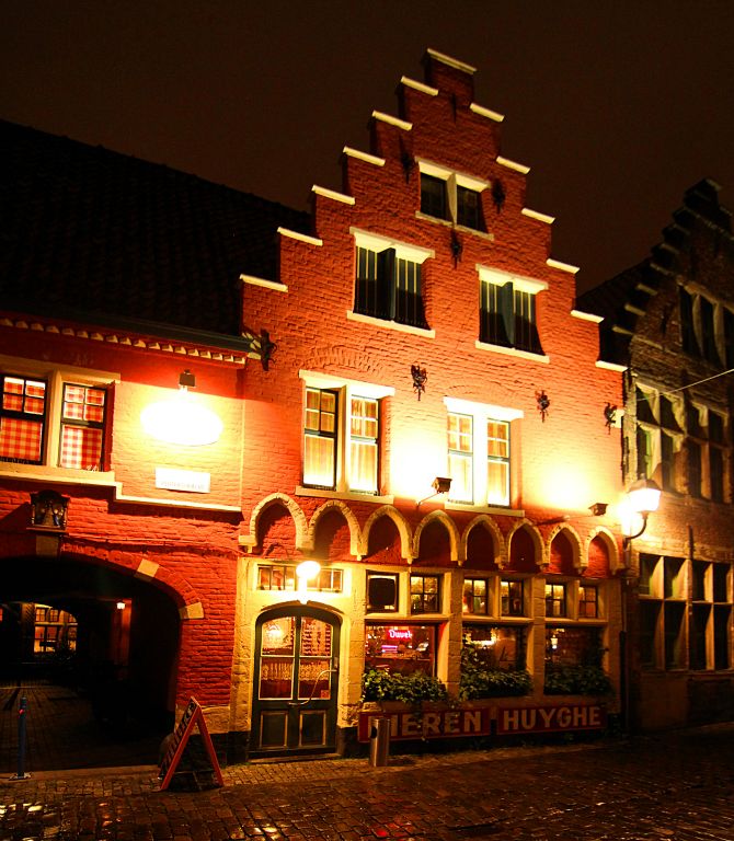We hung around in Oude Vismijn until it got dark and we got hungry. When we were here a few years ago on New Year’s Eve, we had a brilliant curry in a restaurant called Moeskrahat. So we went looking to see if it was still there. It wasn’t. It’s now called Amadeus and sells ribs and the like. Doh!