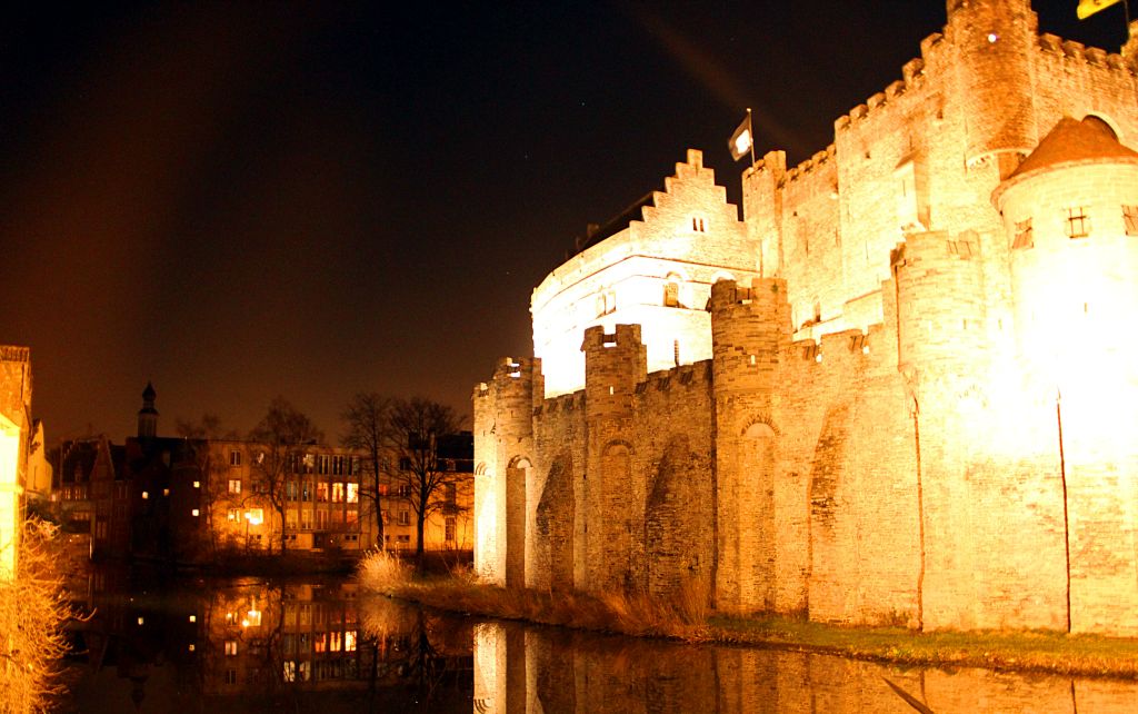 I’m not very happy with this photo because the exposure is not very good, but it’s the only photo I’ve got of Gravensteen at night. So I’ve included it anyway.