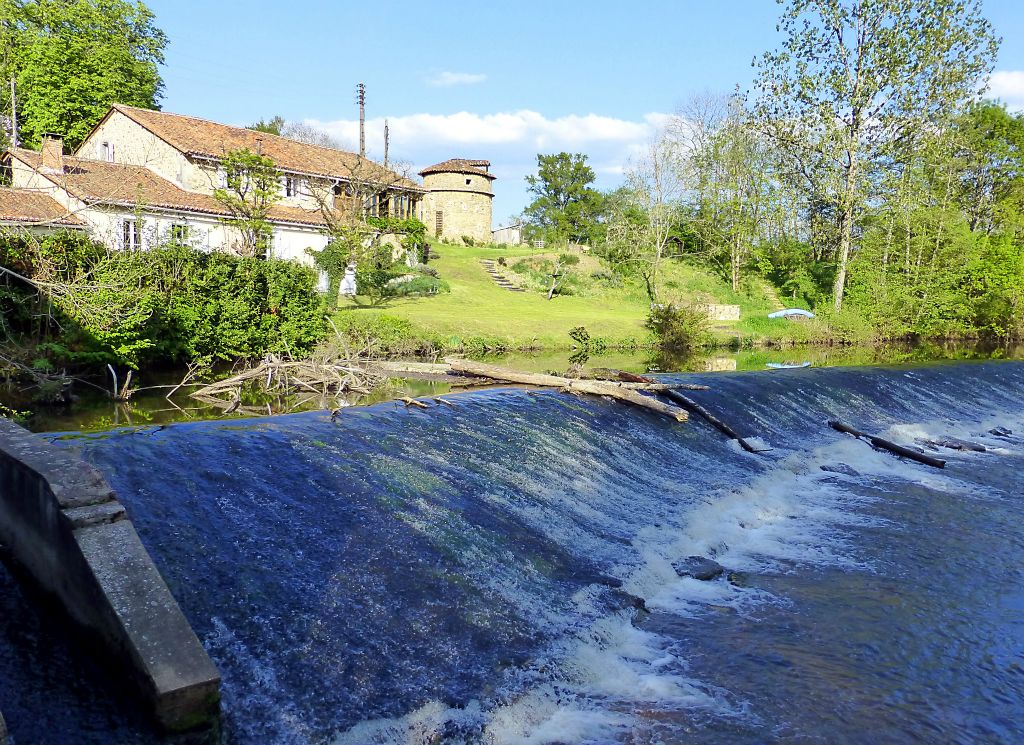 This is a view of the house from the adjacent mill, looking across the weir.Having unpacked the car, we popped into the supermarket in Montbron to stock up on essentials like wine and Pringles before going to meet up with Judith's parents for dinner in the local Italian restaurant.
