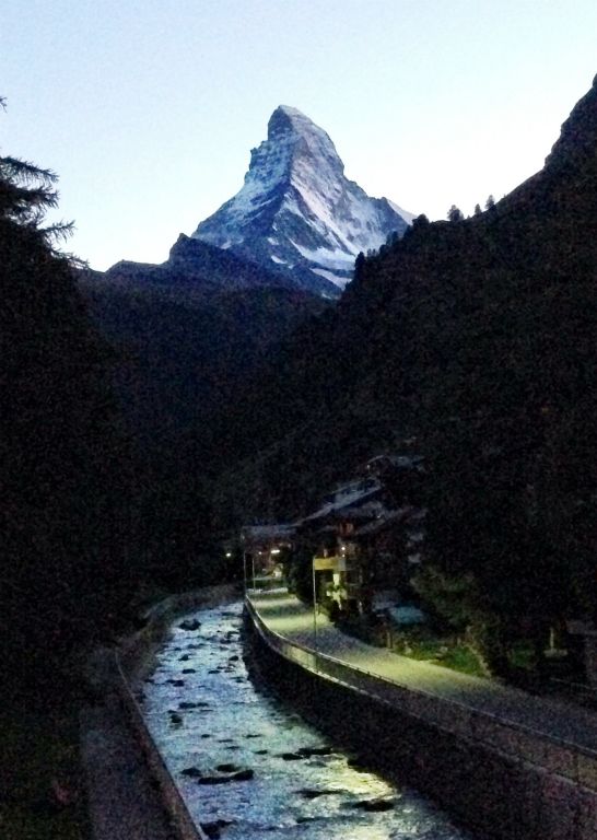 We arrived too late to get a complimentary transfer from the station to the hotel. However, as it wasn’t that far we decided to just walk.It was just starting to get dark, but there was a nice view of the Matterhorn from the bridge on Kirchstrasse to welcome us to town.