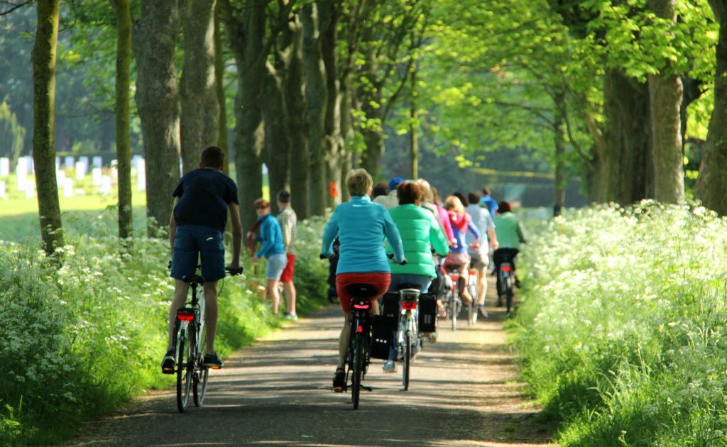 The walk around Majoorgracht had been very peaceful up to the point that this massive group of cyclists went by.