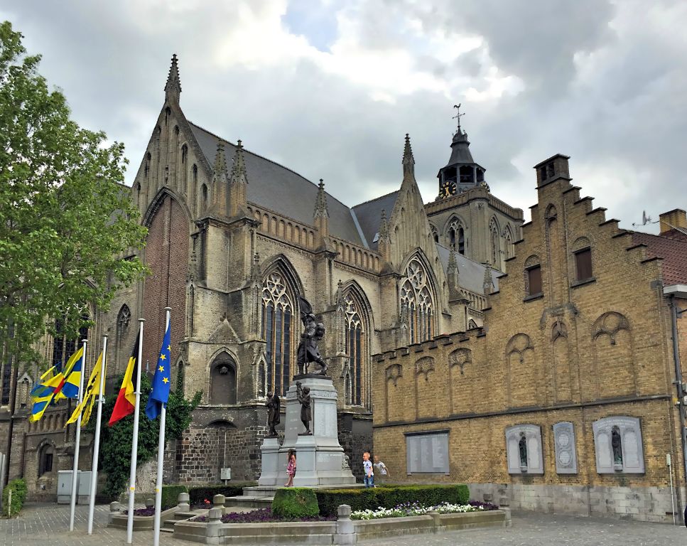 ...which we found in the town square in Poperinge. After dinner we headed back to Calais to catch our train home.
What a fabulous weekend weekend we had in Belgium. We'll definitely be back again soon.