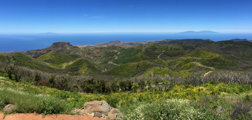 A panorama looking west, taken using my phone. The island of El Hierro is visible on the horizon on the left (that's now the only inhabited Canary Island we've not visited yet). The island of La Palma is visible on the right. Both are around fifty miles away.