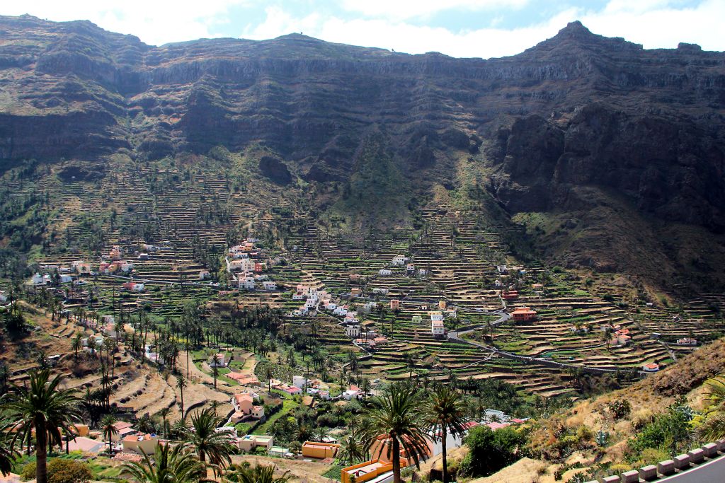 On the way in to Vall Gran Rey we drove through some of the terracing that used to cover much of La Gomera when farming was the main industry. It's hard to imagine the immense effort that must have gone into creating this landscape.