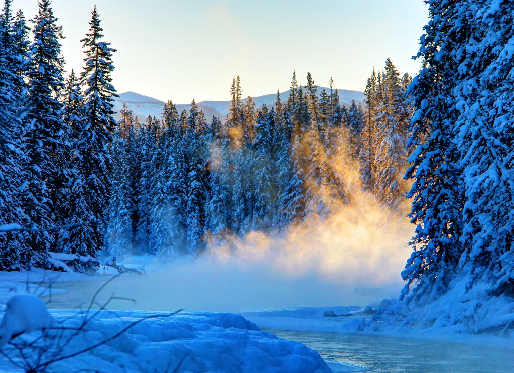 Given how very cold it was, I'm not sure what was causing this mist over the river.Anyway, having nearly frozen myself solid whilst taking photos for three quarters of an hour, it was time to head up to Lake Louise for some breakfast (the only downside of staying at Baker Creek being that they only provide food in the evenings).