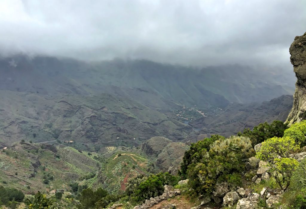 Monday - We'd decided to go for a bit of a drive around the island. At the top of the island, at the view point looking down to La Laja, it was cold, windy and rather cloudy.