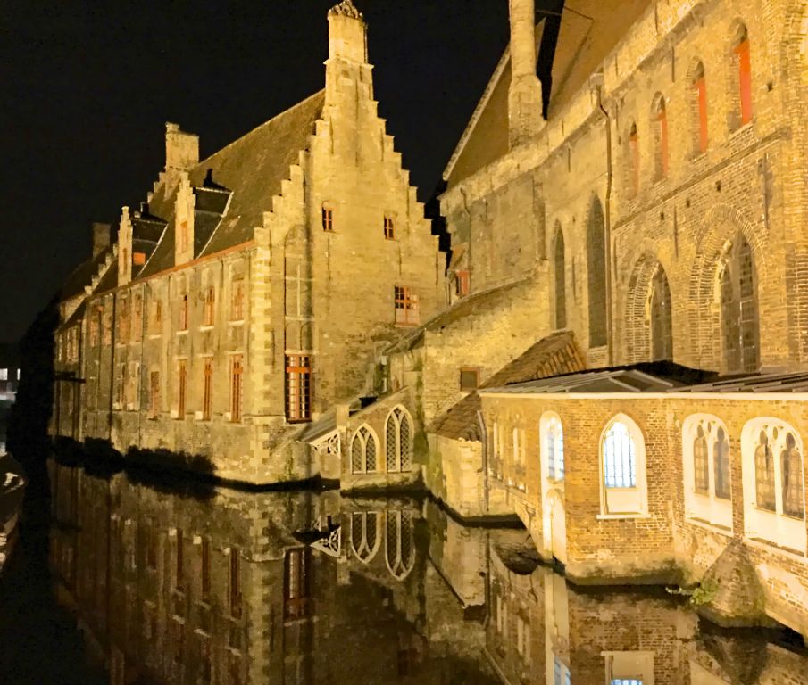 It's tricky to go to Brugge and not take at least one picture of the reflections on the canals.