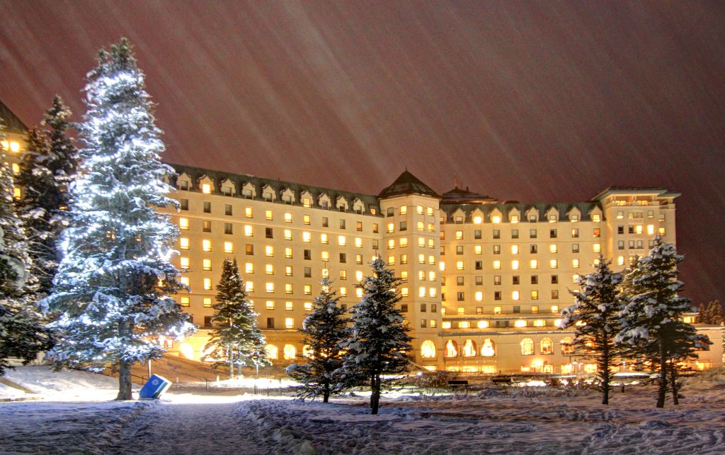 The hotel and one of their many Christmas trees. The streaks in the sky are snow.Lovely beers drunk today:- Grizzly Paw IPA- Grizzly Paw Grumpy Bear Honey Wheat Ale- Grizzly Paw Rutting Elk Red