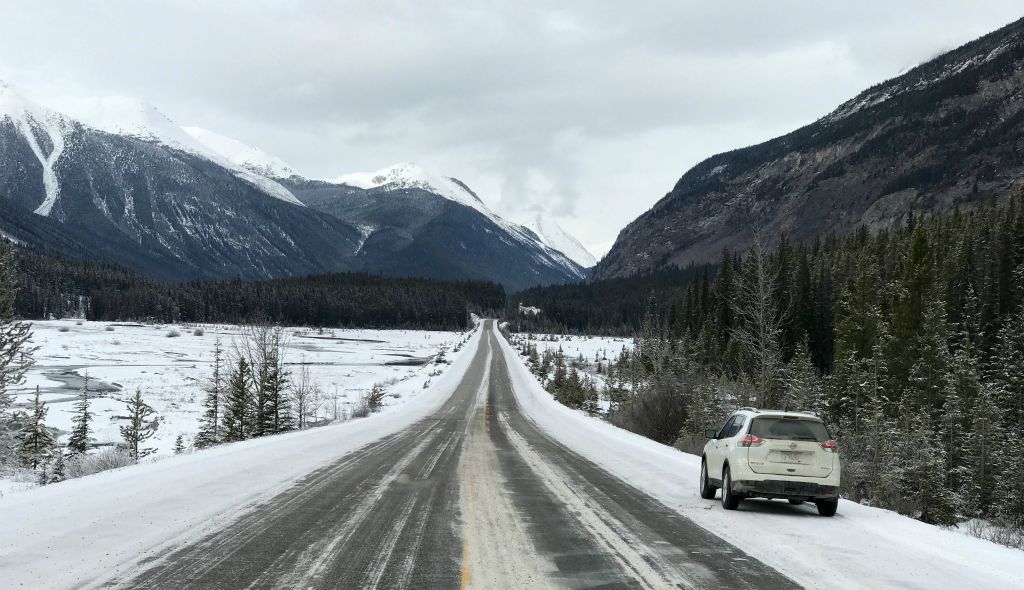 As the weather conditions were still pretty good, we decided to head up the Icefields Parkway to Jasper. The road was a bit icy for the first twenty miles or so, but then it cleared up nicely.