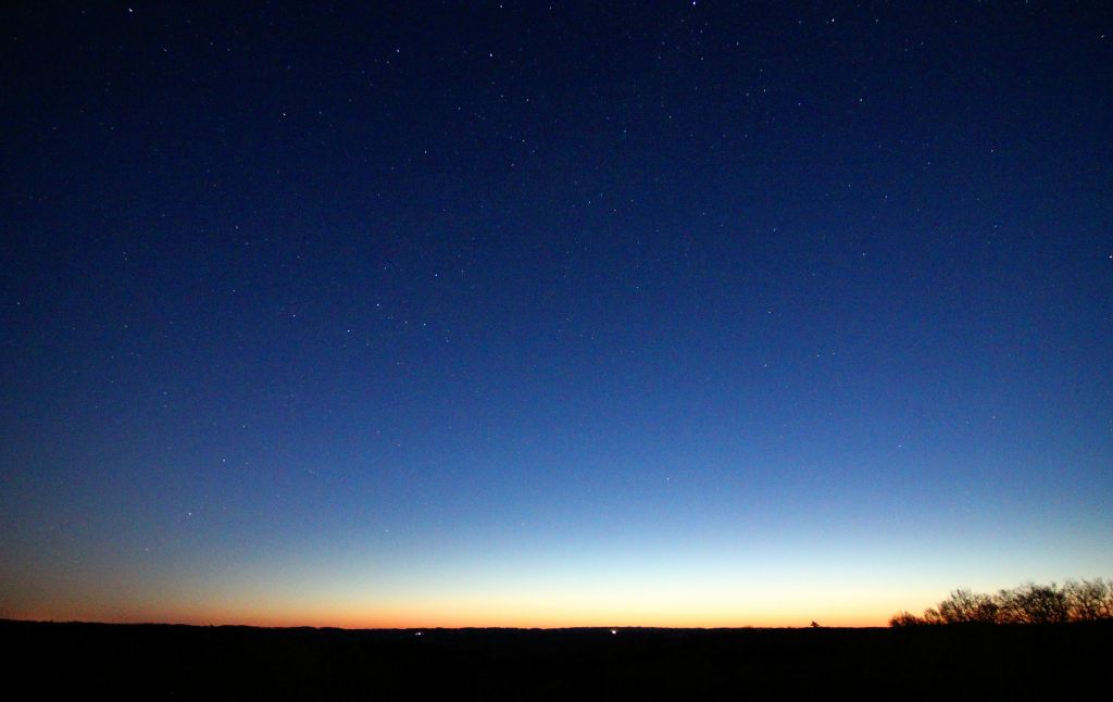 Saturday - I got up about 90 minutes before sunrise to see if there were any good star photo opportunities. However, as it was almost a full moon the sky to the West was bright with the setting moon and the sky to the East (in the photo) was pretty bright even an hour before the sun was due to rise.