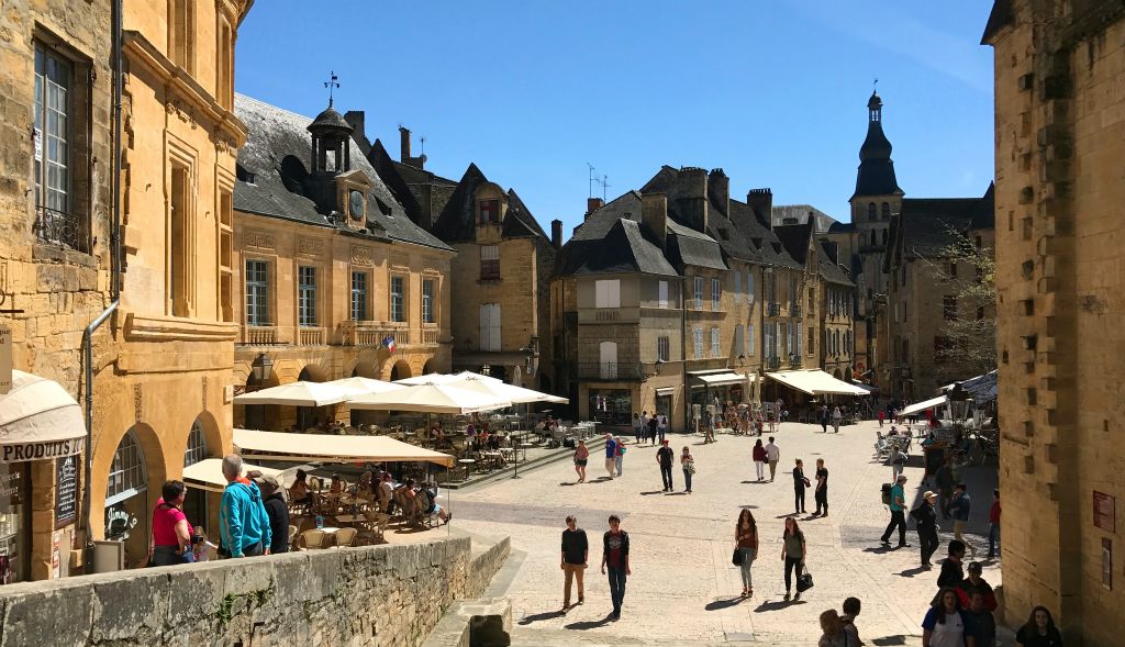 Having had a fabulous time at Abri de la Madeleine, we headed off to look for some lunch. The nearby town of Sarlat-le-Caneda looked promising, being very highly rated in the travel guide.