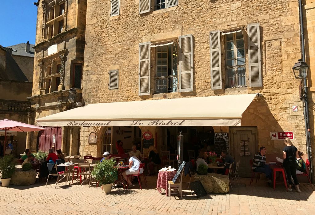 There were lots and lots of very nice looking restaurants, but we settled for Le Bistrot Sarlat, where I had what was quite possibly the finest lasagne I've ever tasted.