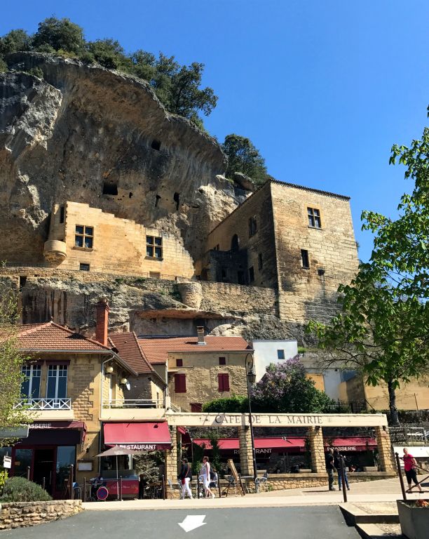 After the Gouffre we headed to Les Eyzies-de-Tayac, another super pretty village, for some lunch. Having walked down their high street we settled on the Cafe de la Mairie, which you can see in the bottom of the photo.