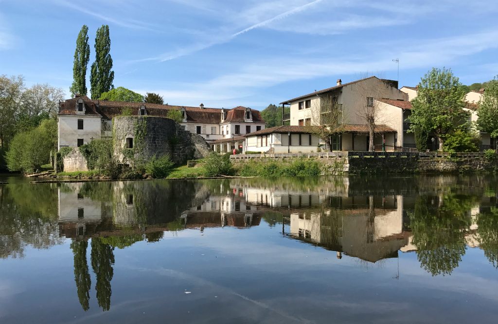 We had intended to stop in the picturesque town of Brantome for some lunch, but as we'd had quite a late breakfast we decided to just stop in for a look around instead.They had some good reflections on their river.