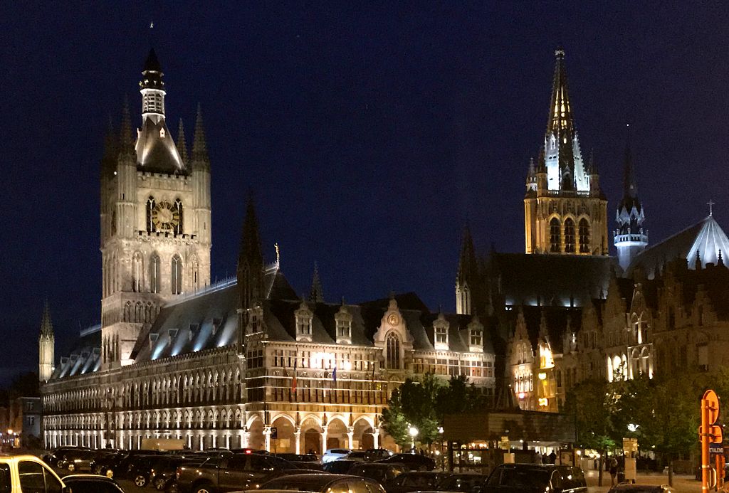 There was a lovely view of the illuminated Cloth Hall on our way through the Grote Markt on the way back to the hotel.