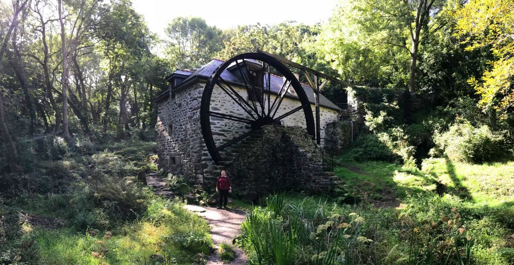 After a while our trail turned inland to loop back to the car park, passing the impressive Moulin de Keriolet. Needless to say, it was closed for lunch when we passed.
