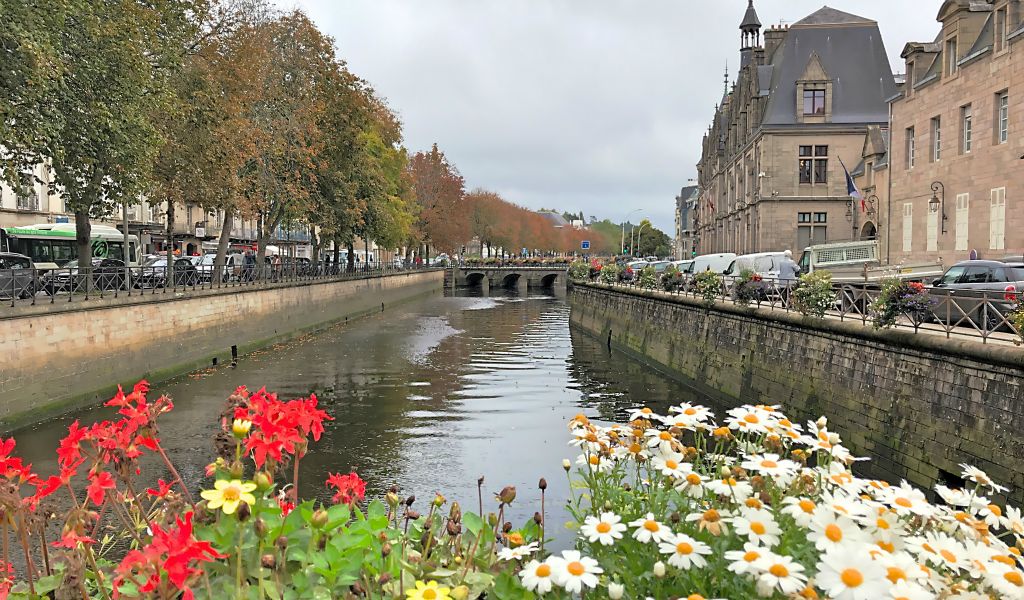 Wednesday - The weather forecast for the day was not looking promising at all, so we thought we'd head for Quimper (pronounced camp-air apparently), which is the largest town in the area. This is a view down the River Odet, which runs through the town.