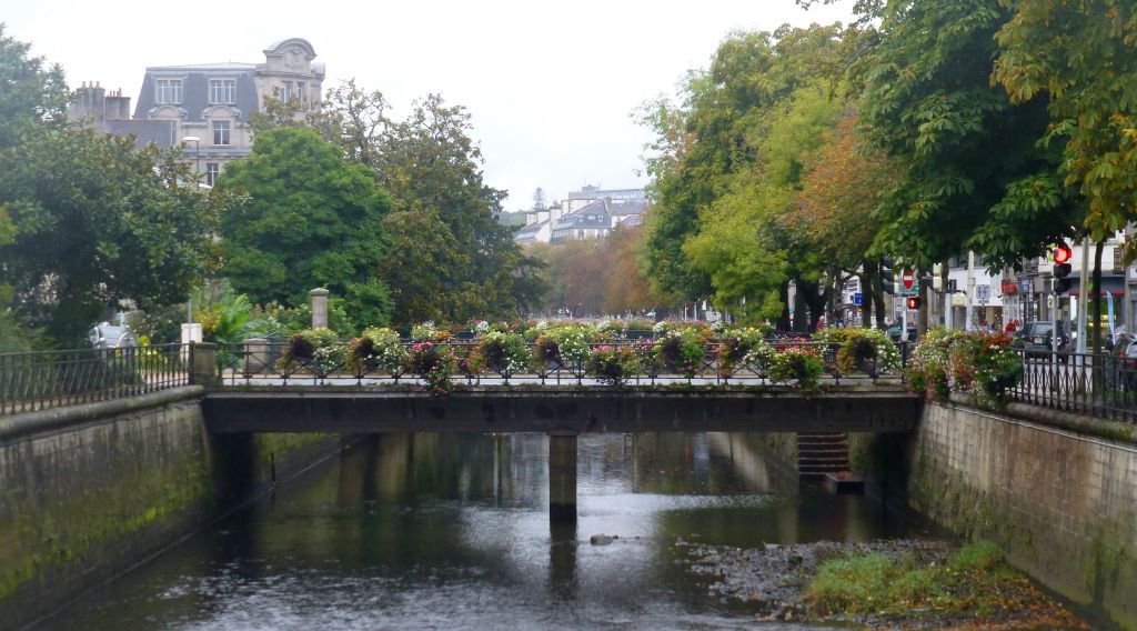 For some reason that I'm not clear on, there are about a dozen small bridges over the river in the space of about half a mile. I say "small", but they're big enough to carry traffic. They're all beautifully decorated with with baskets of flowers too.