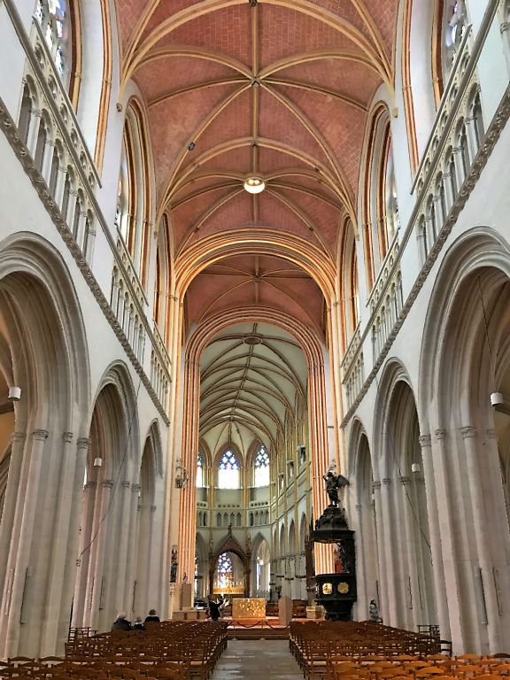 ...but from the inside we can see that the cathedral has a curved nave. I'd never seen one of those before. The cathedral also had loads of very impressive stained glass windows.
