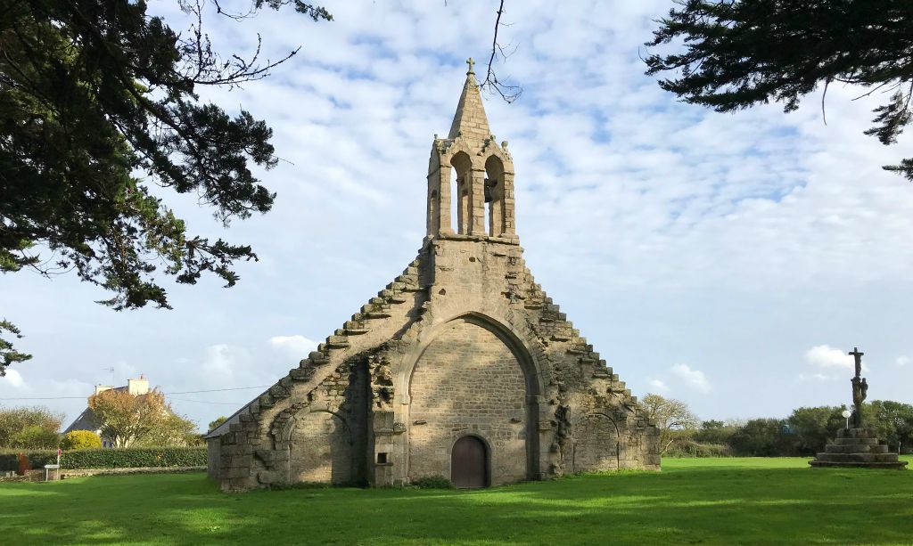 Having left Concarneau, we headed for Point de la Torche to spend a bit more time watching the waves and the surfers. However, along the way we passed the pretty Chapelle de Beuzec, so I stopped to take a few photos.