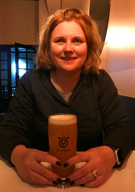 Judith with an American Pale Ale (I think) in the Olverk Brewery.
