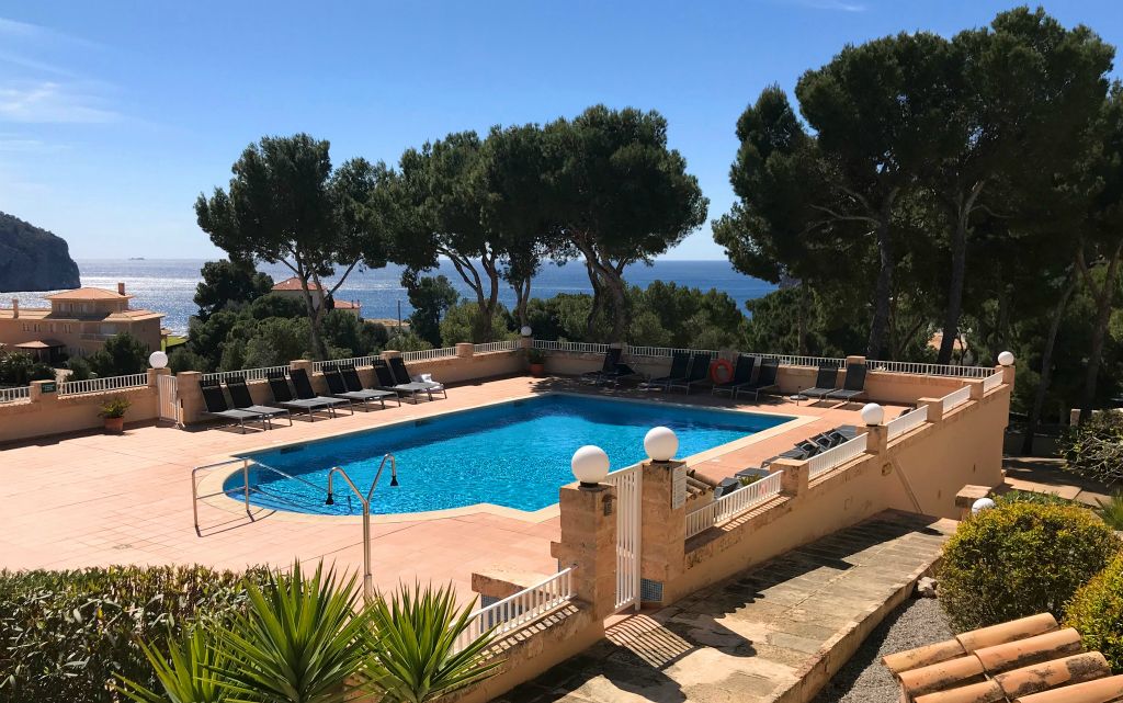 As the weather was rather lovely, we decided to walk into Camp de Mar (the "town" where the HPB site is located) for some lunch. On the way out of the resort we walked past one of the resort's swimming pools, which, as usual, had plenty of available sunbeds.