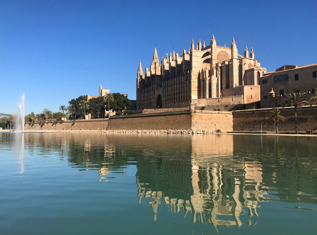 Wednesday - We'd booked onto a coach trip into Palma, the capital city of the island, mainly because we didn't want to drive into the city. And I'm really, really glad that we did because the traffic was bonkers.This is a view of the Catedral de Mallorca across the Parc de la Mar.