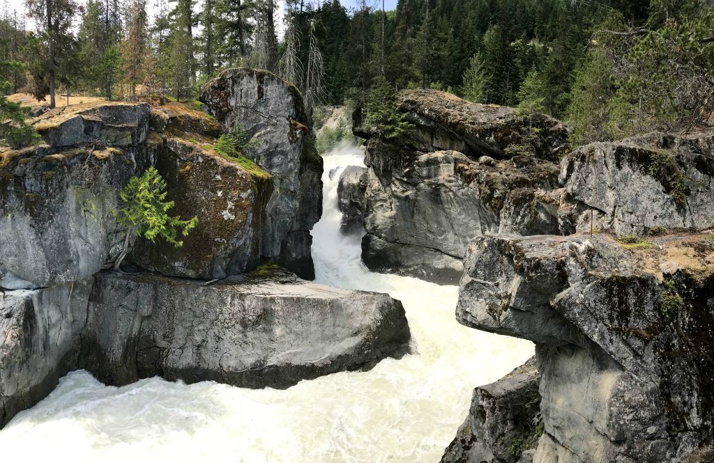 There's a great view of the upper falls from the view point...
