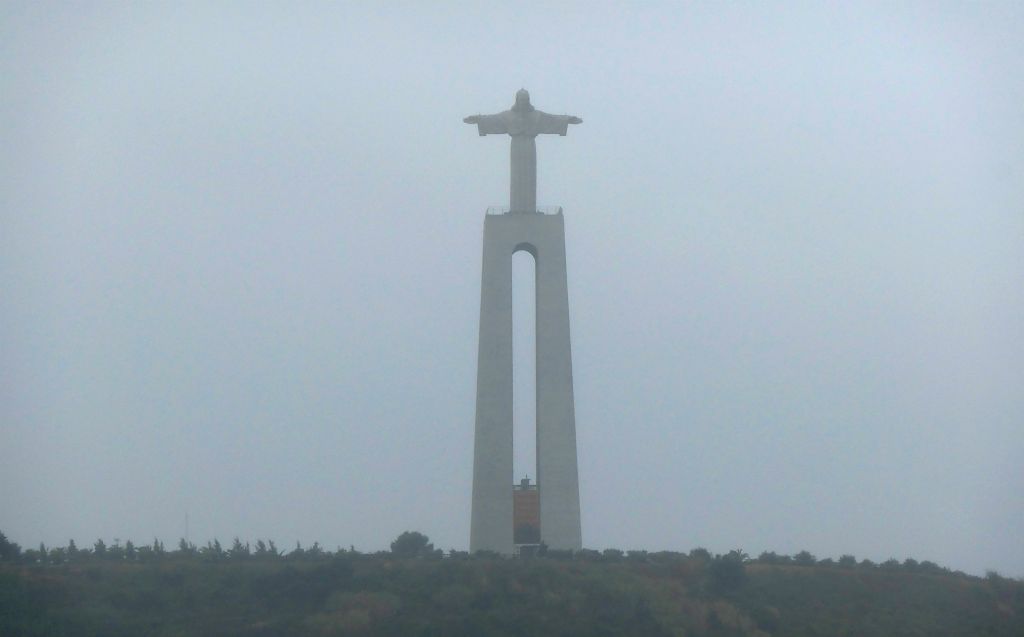 Although I could now see the Jesus statue, visibility was still far from good. You can just about make out the fence around the observation platform on top of the plinth.