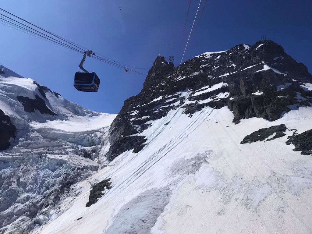 Then onto the big cable car up to Klein Matterhorn.