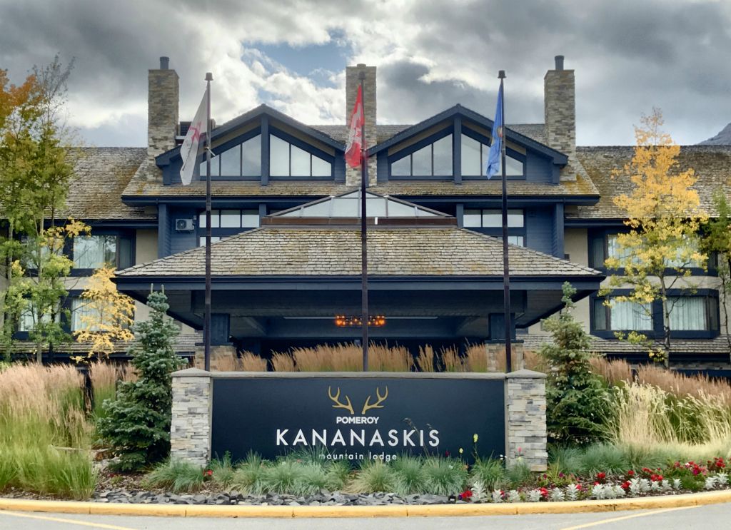 As it was nearly lunchtime, we headed to the Kananaskis Lodge, another place we've stayed a few times before that needed a bit of TLC and has recently got new owners (Marriott this time I think).