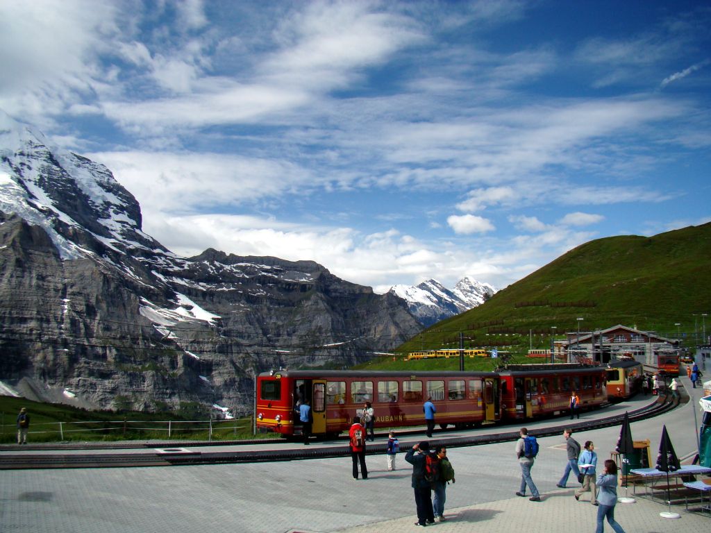 On Tuesday morning the weather was much improved, so we thought we'd go and have another look at Kleine-Scheidegg. It was worth the effort.